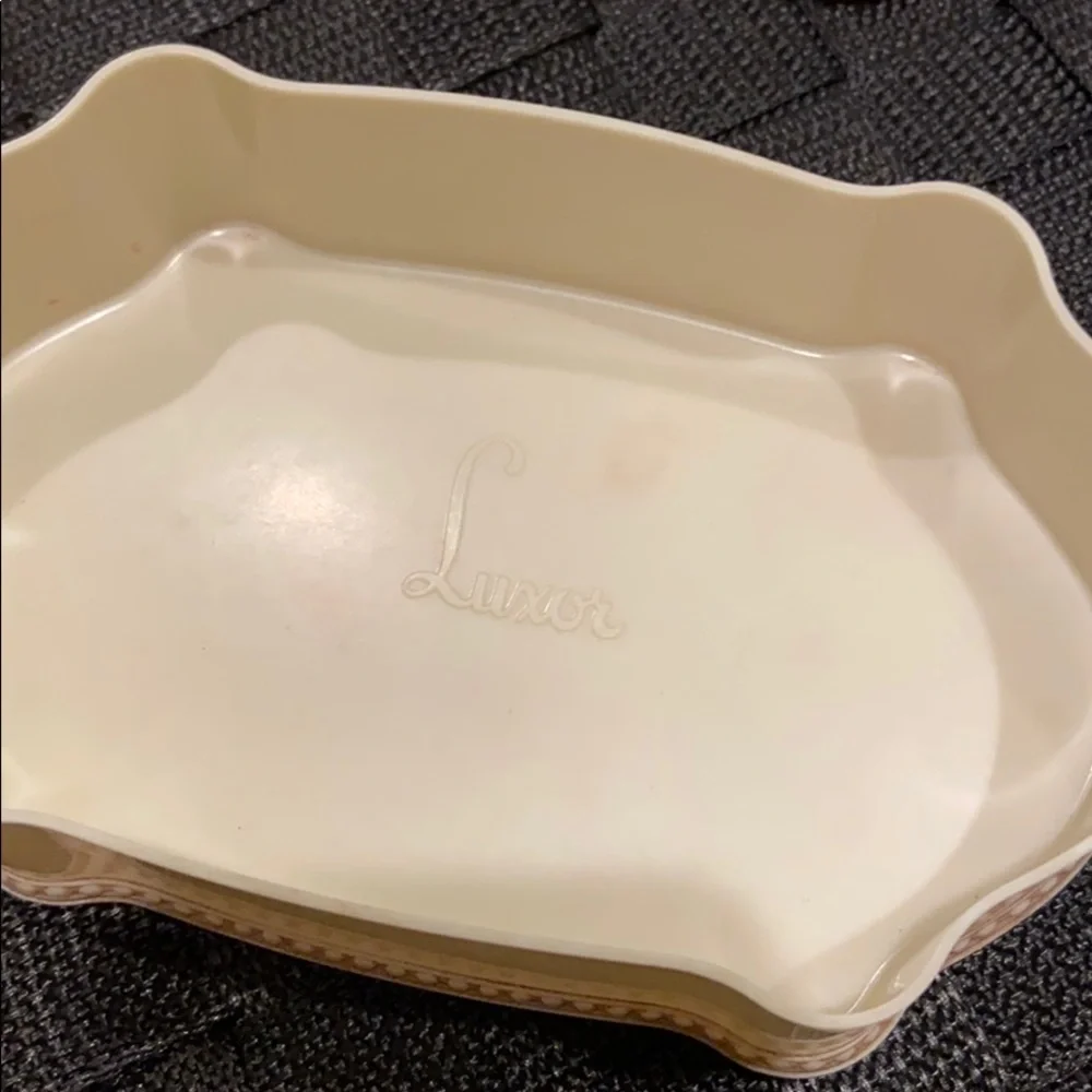 Vintage Luxor Makeup’s powder box